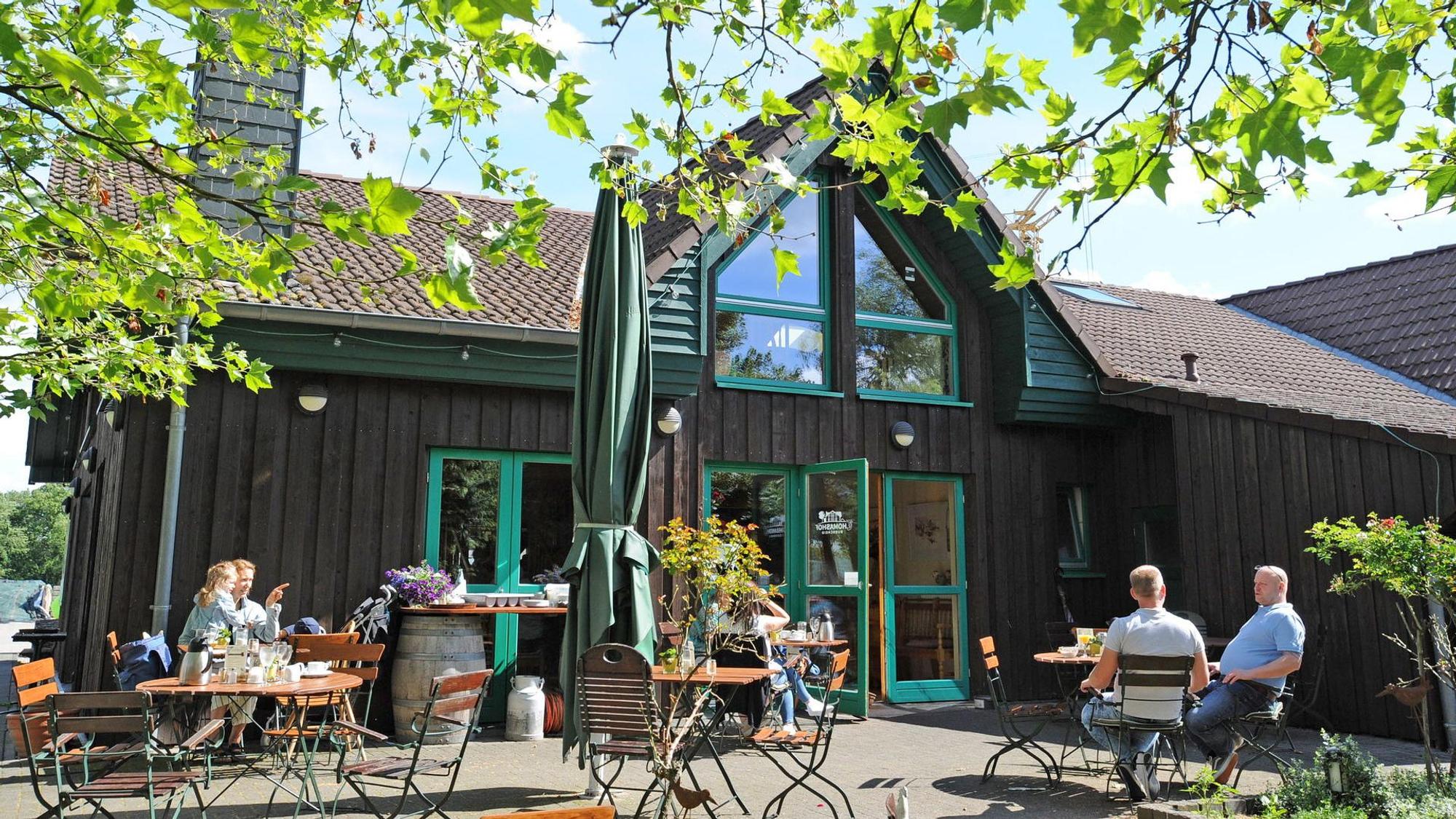 Gäste sitzen im Biergarten vom Thomashof, Burscheid.