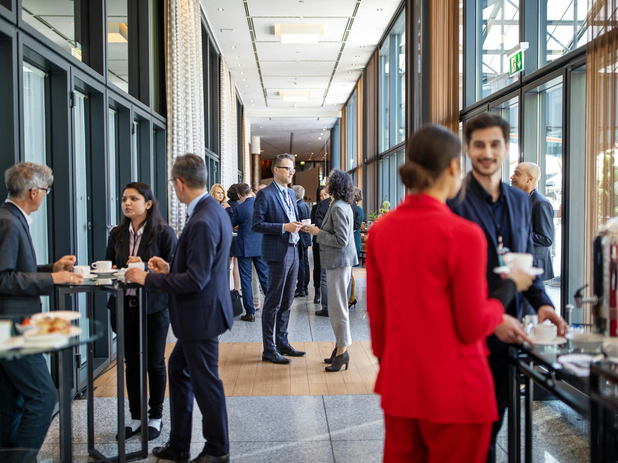 Geschäftsleute beim Netzwerken - c Getty Images Luis Alvarez (1)