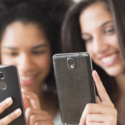 Junge Frauen mit Smartphones