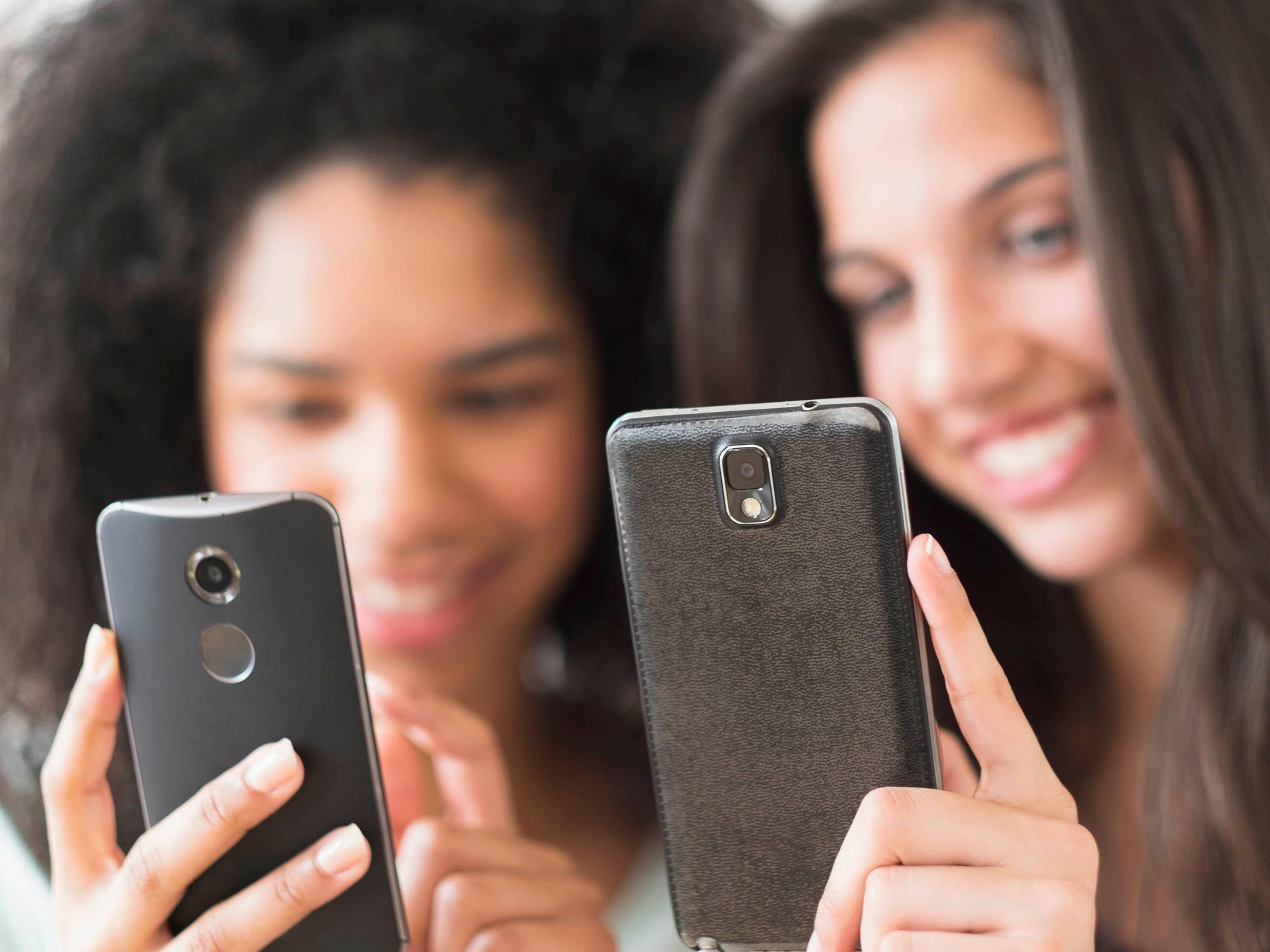 Junge Frauen mit Smartphones