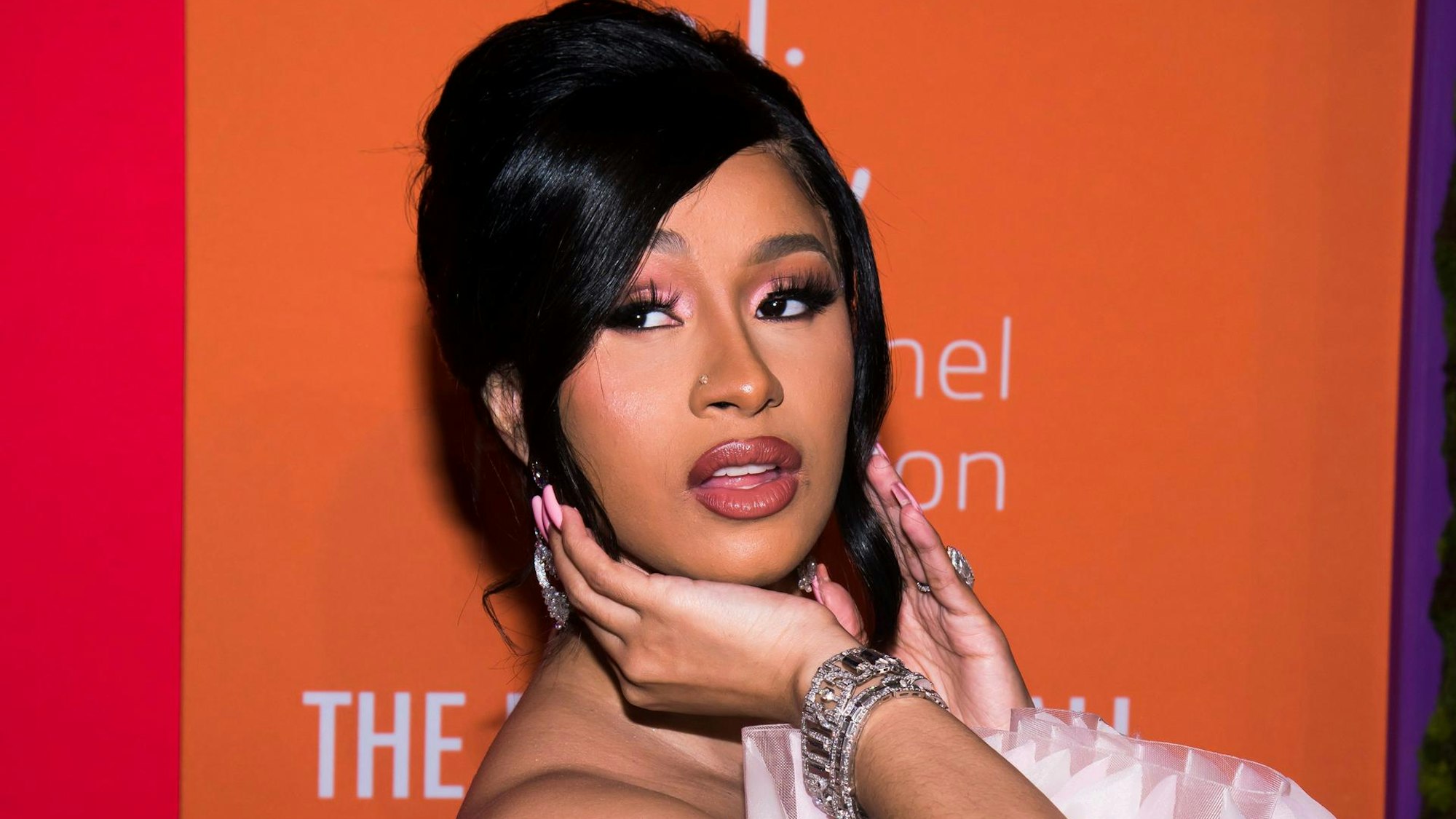Cardi B posiert.