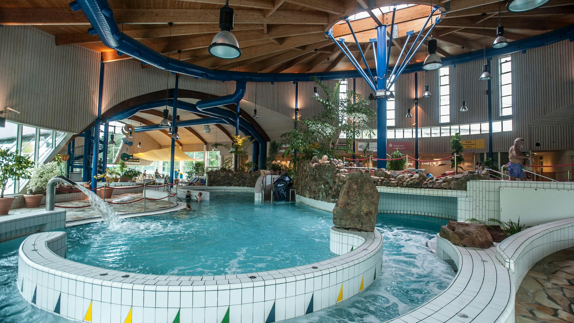 Blick auf den Strömungskanal im Schwimmbad.