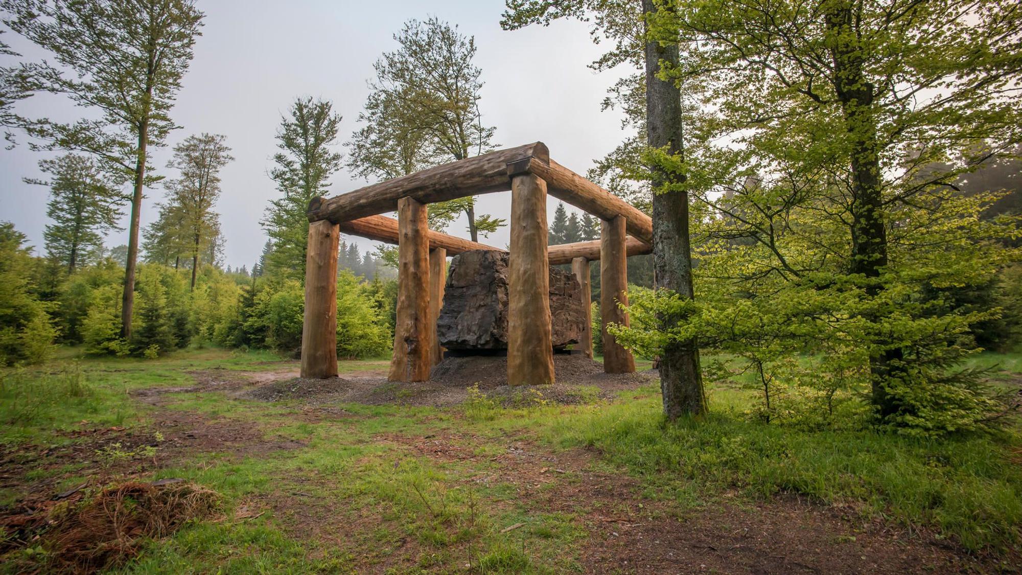 Die Skulptur: „Stein-Zeit-Mensch“ auf dem Waldskulpturenweg Wittgenstein. (Archivfoto)