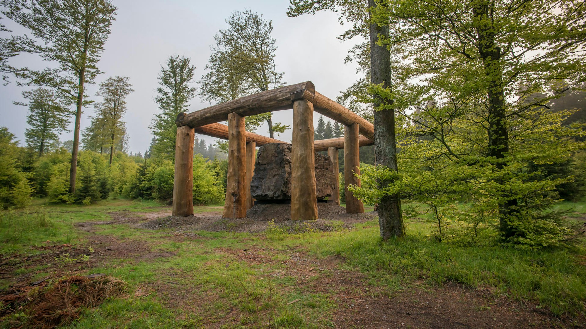 Die Skulptur: „Stein-Zeit-Mensch“ auf dem Waldskulpturenweg Wittgenstein. (Archivfoto)