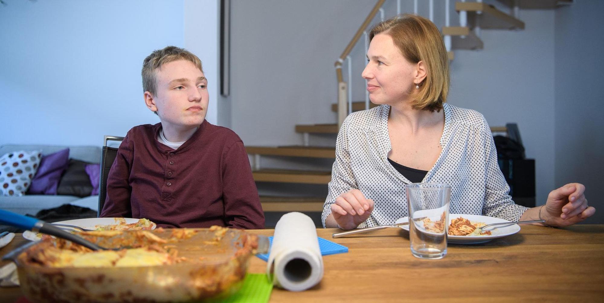 Aron_mit_seiner_Mutter
