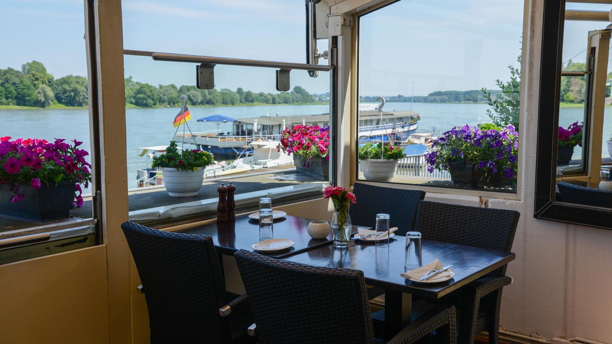 Der Blick von der überdachten Terrasse des Fährhauses in Rodenkirchen.