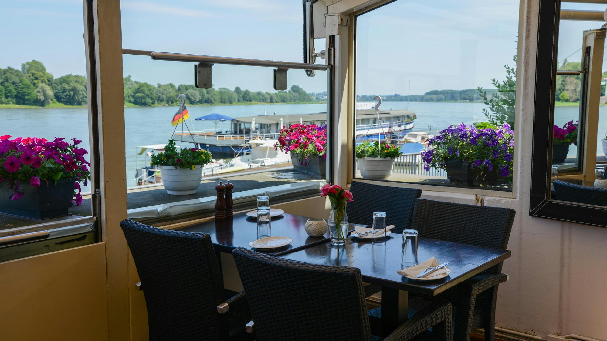 Der Blick von der überdachten Terrasse des Fährhauses in Rodenkirchen.