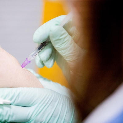 biontech-impfung-symbolbild-dpa