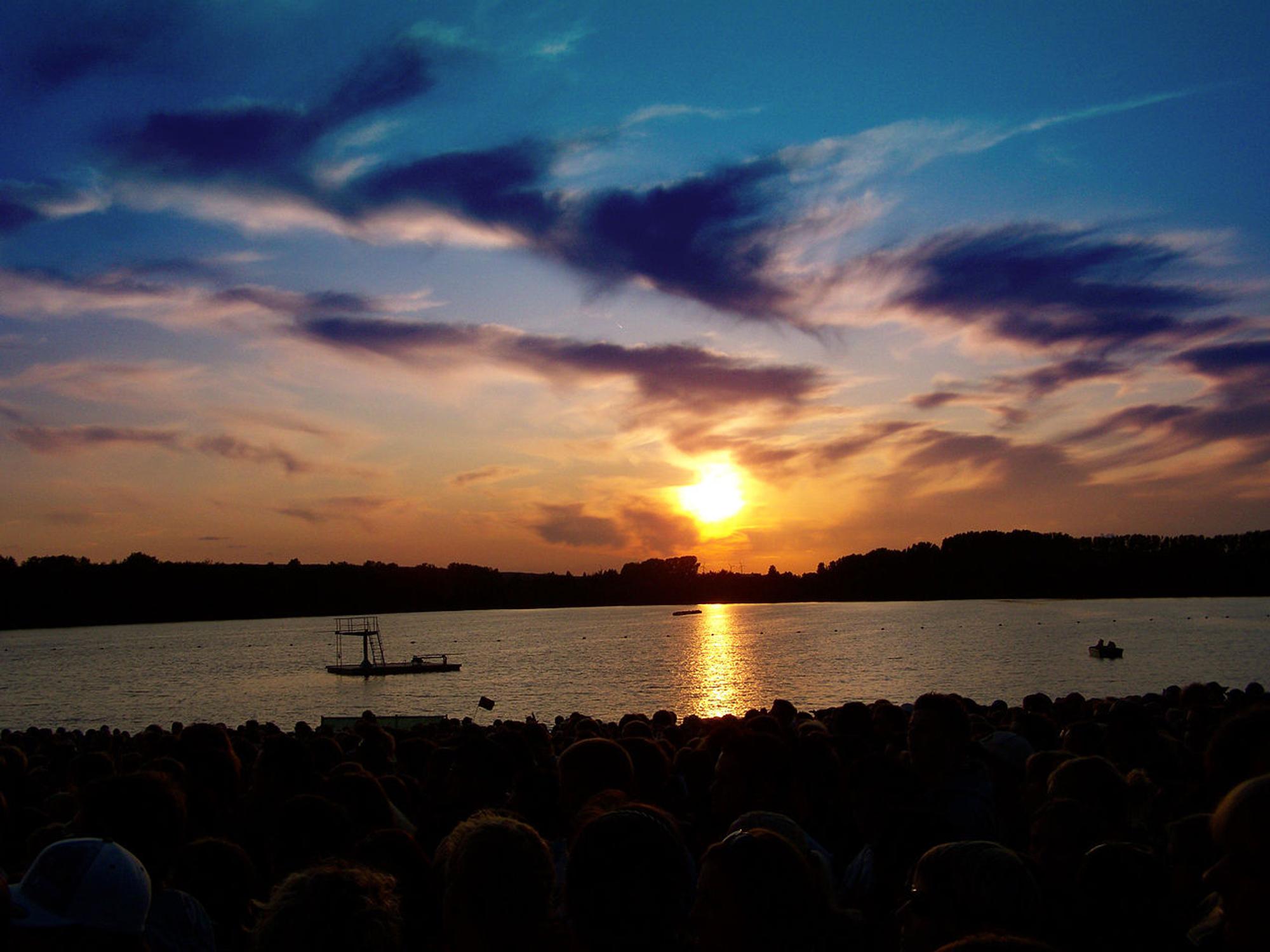 1280px-Sonnenuntergang_am_Dürener_Badesee