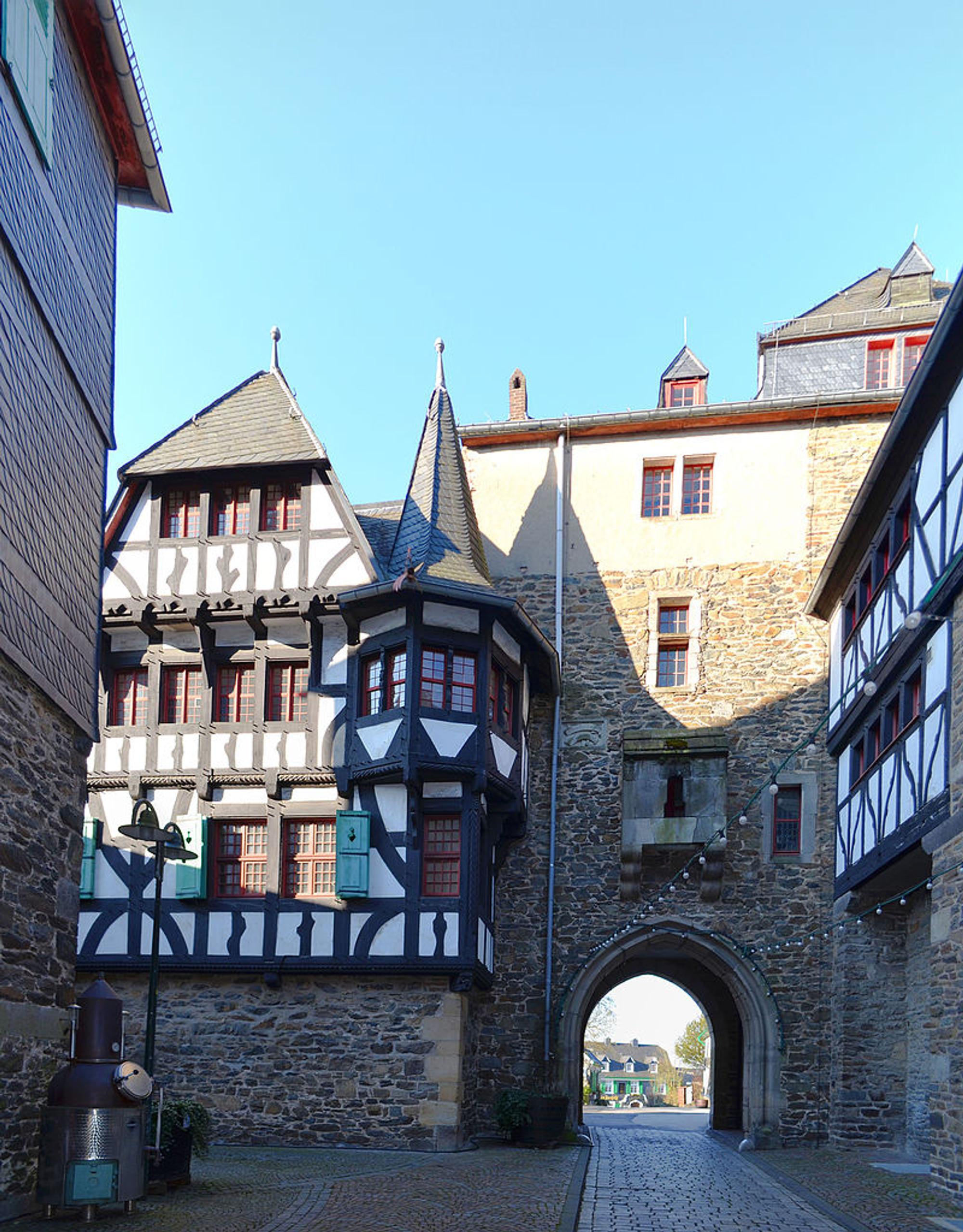 Schloss_Burg_Zwingertor Wiki Sir Gawain 4.0