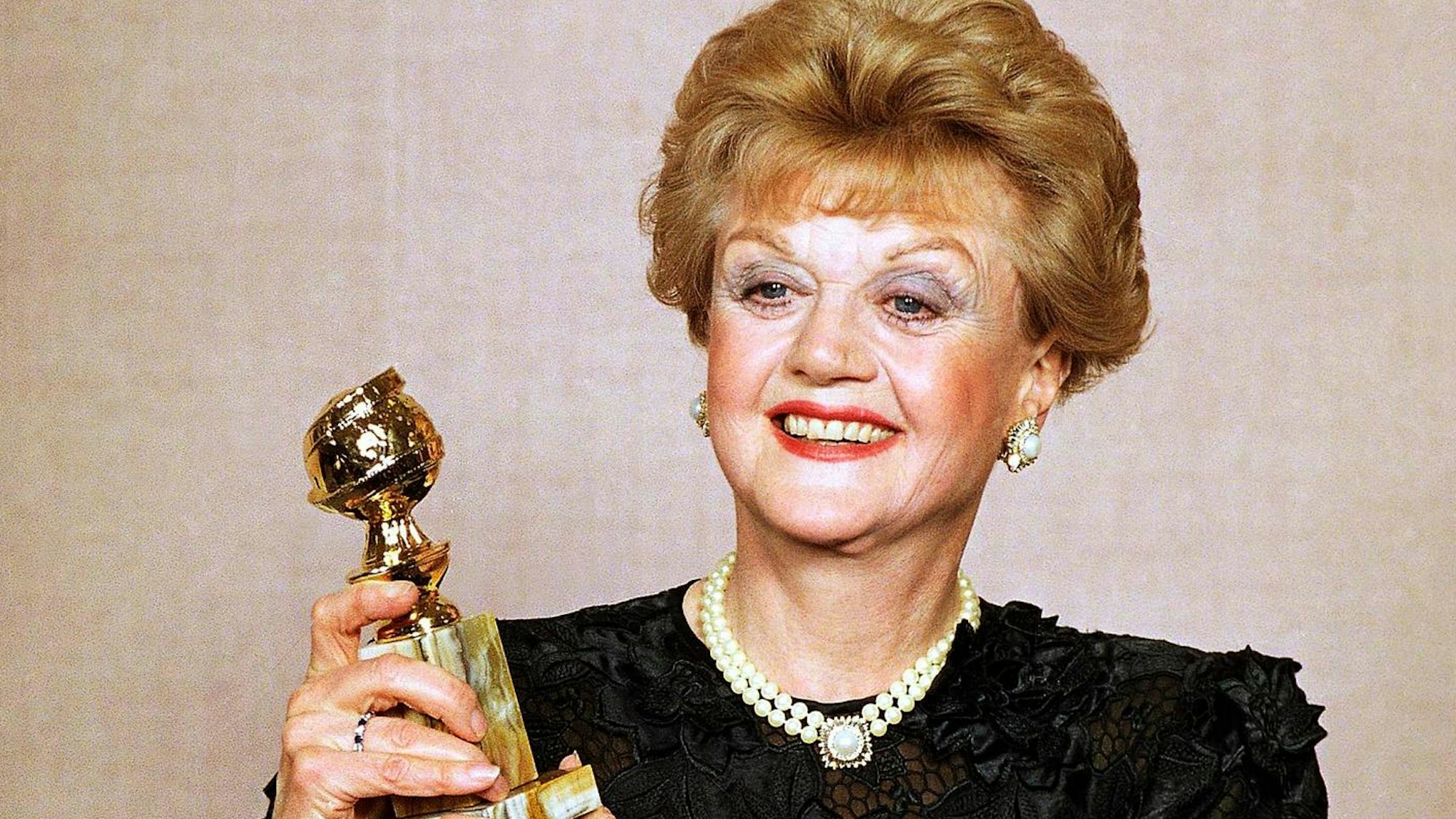 Angela Lansbury 1990 mit ihrem Golden Globe für „Mord ist ihr Hobby“.