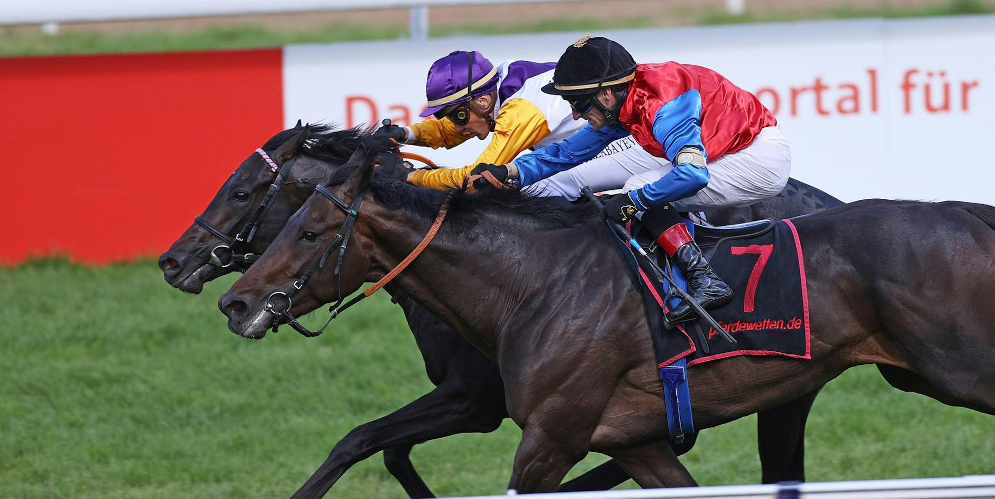 Sammarco (Jockey Bauyrzhan Murzabayev) Sieger im Sparkasse KölnBonn-Union-Rennen Gr. 2 innen vor So Moonstruck_Marc Rühl