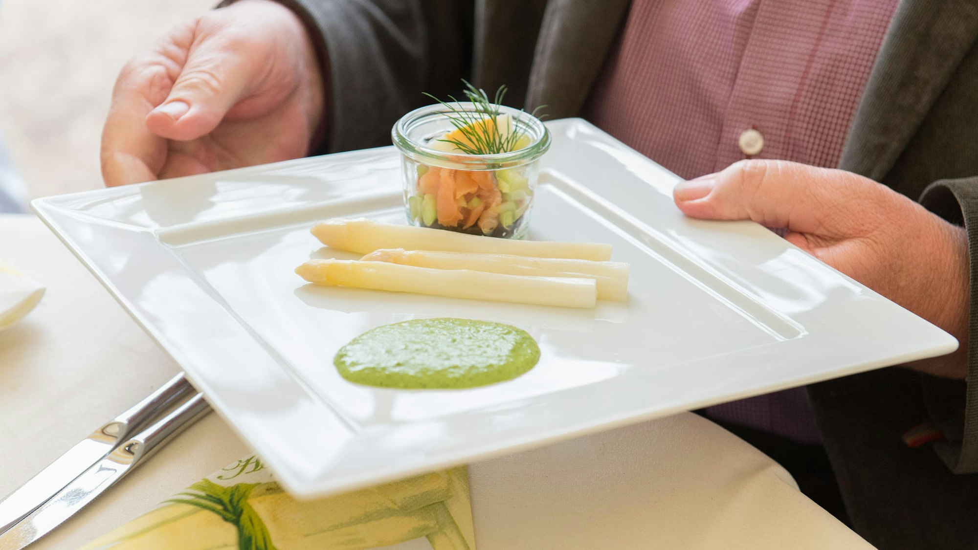 Spargel, serviert mit grüner Soße