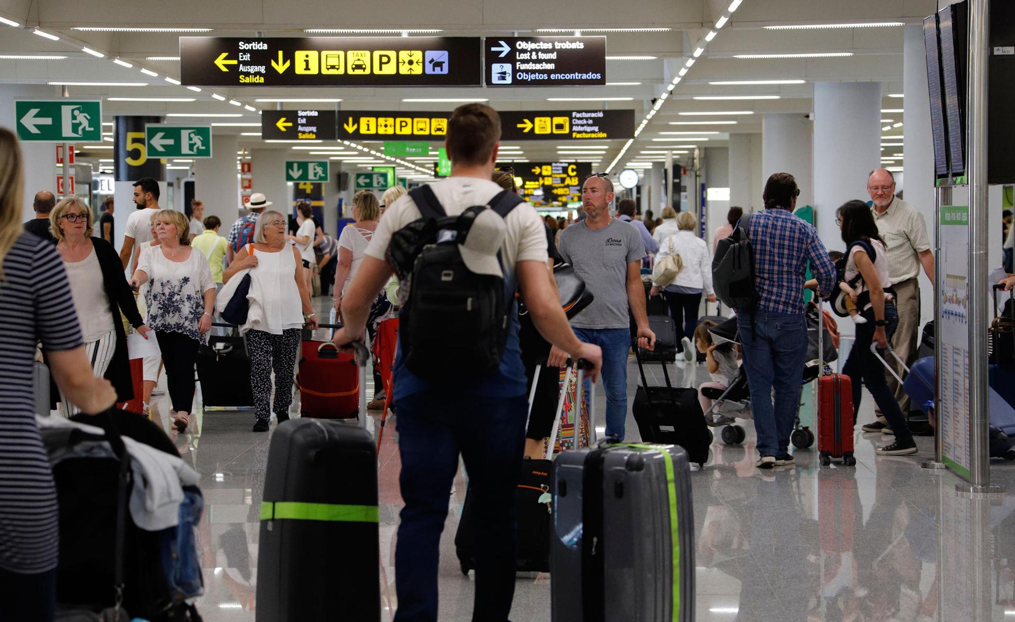 Touristen am Flughafen