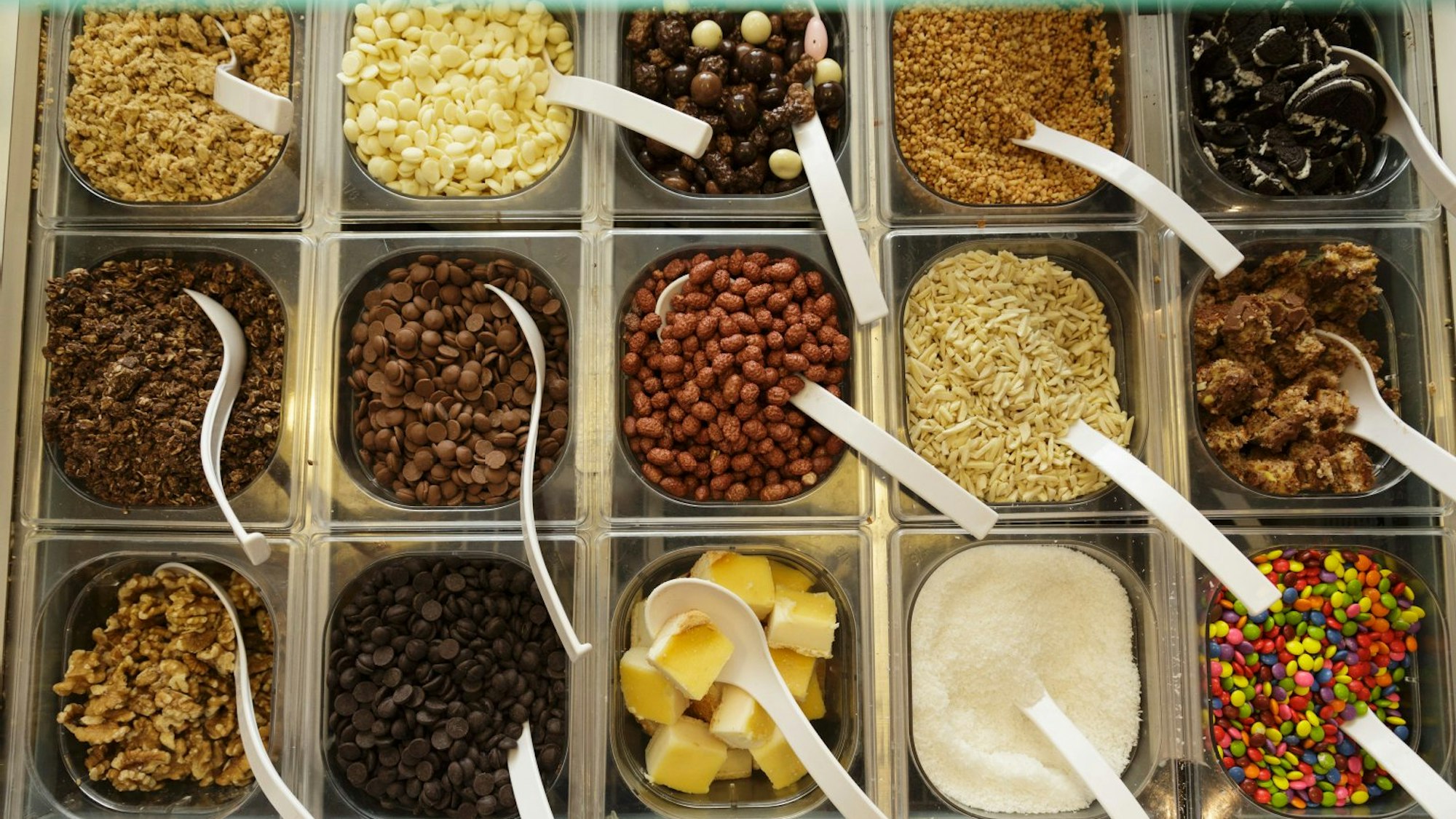 Eine Auswahl verschiedener Toppings für den Frozen Yogurt.