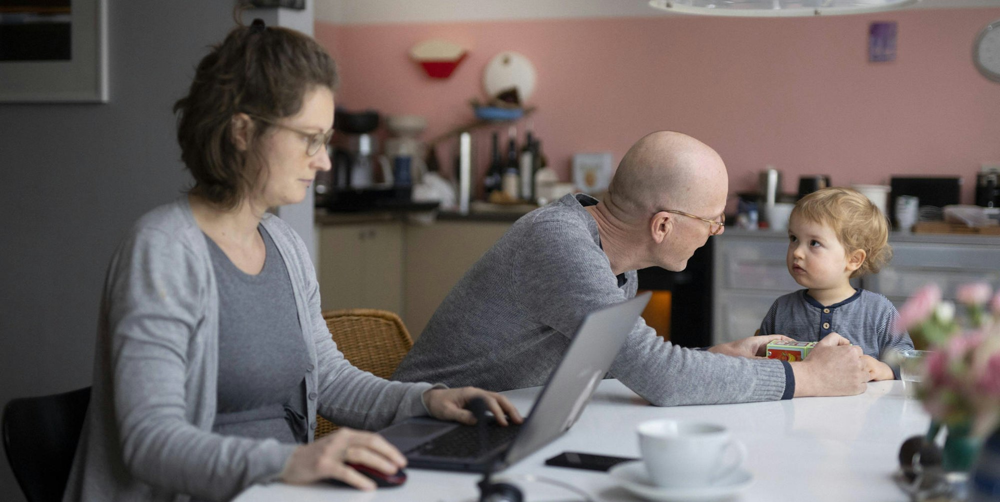 Eltern im Corona-Lockdown Symbolbild