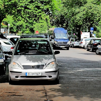 Auto parkt verbotenerweise in der zweiten Reihe