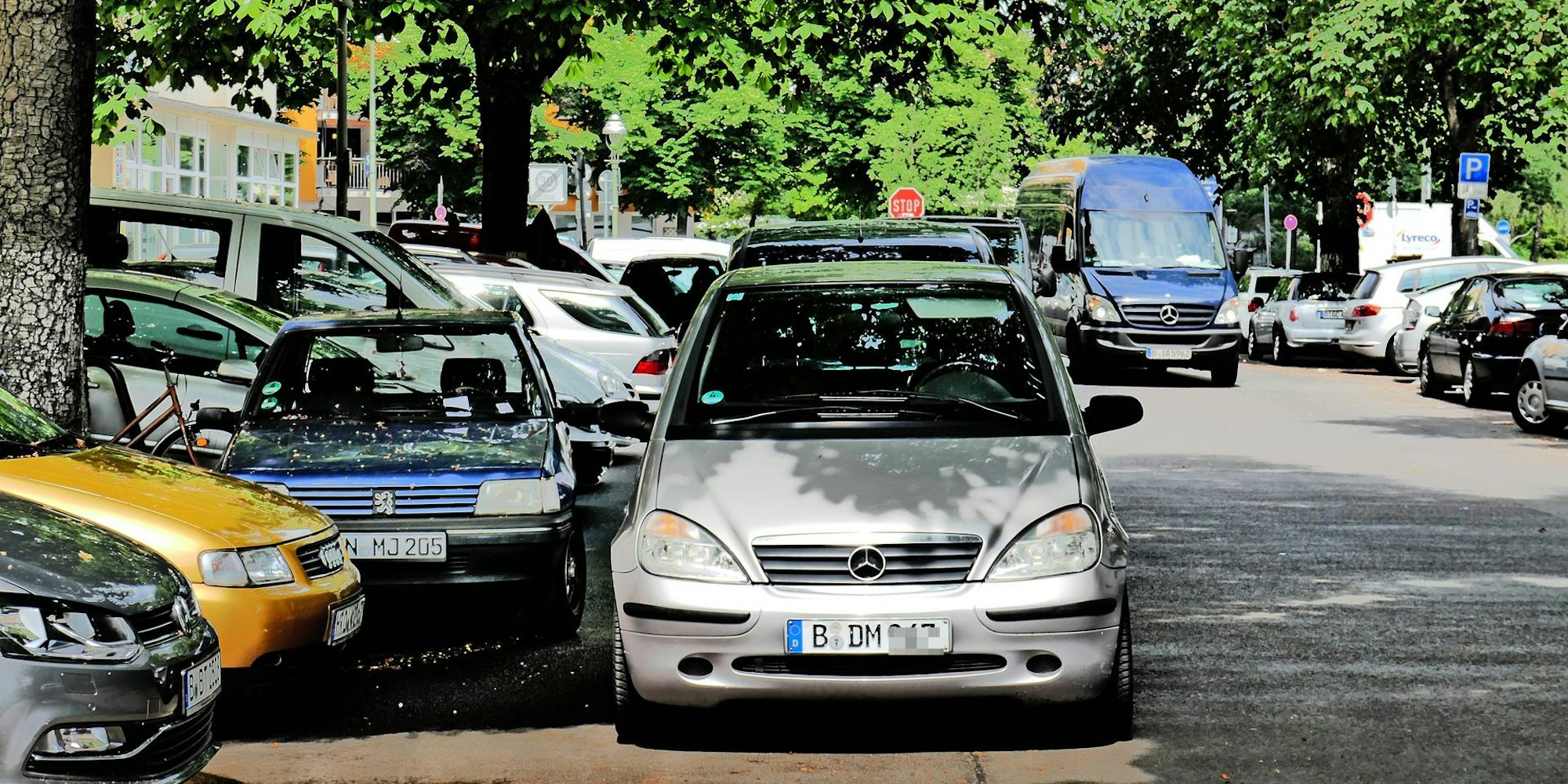 Auto parkt verbotenerweise in der zweiten Reihe