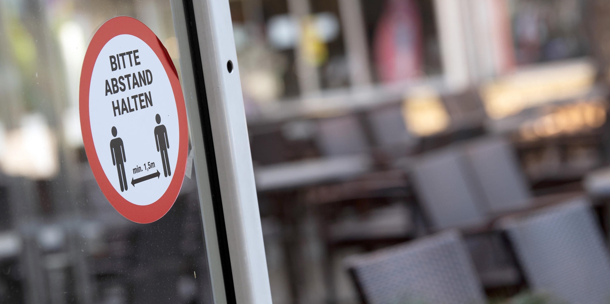 Abstand halten Aufkleber dpa Symbolbild