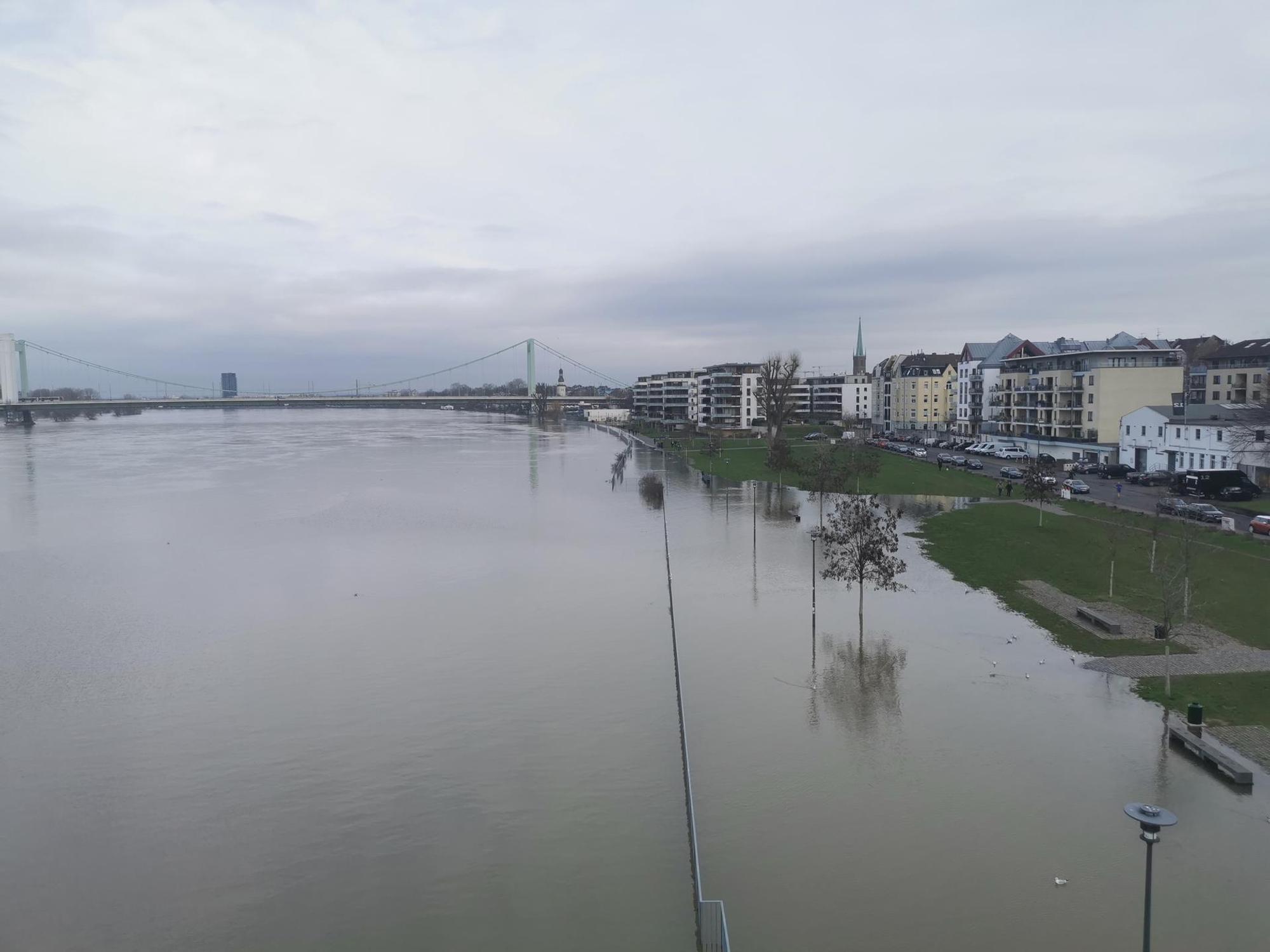 Rheinufer Mülheim steht unter Wasser (1)