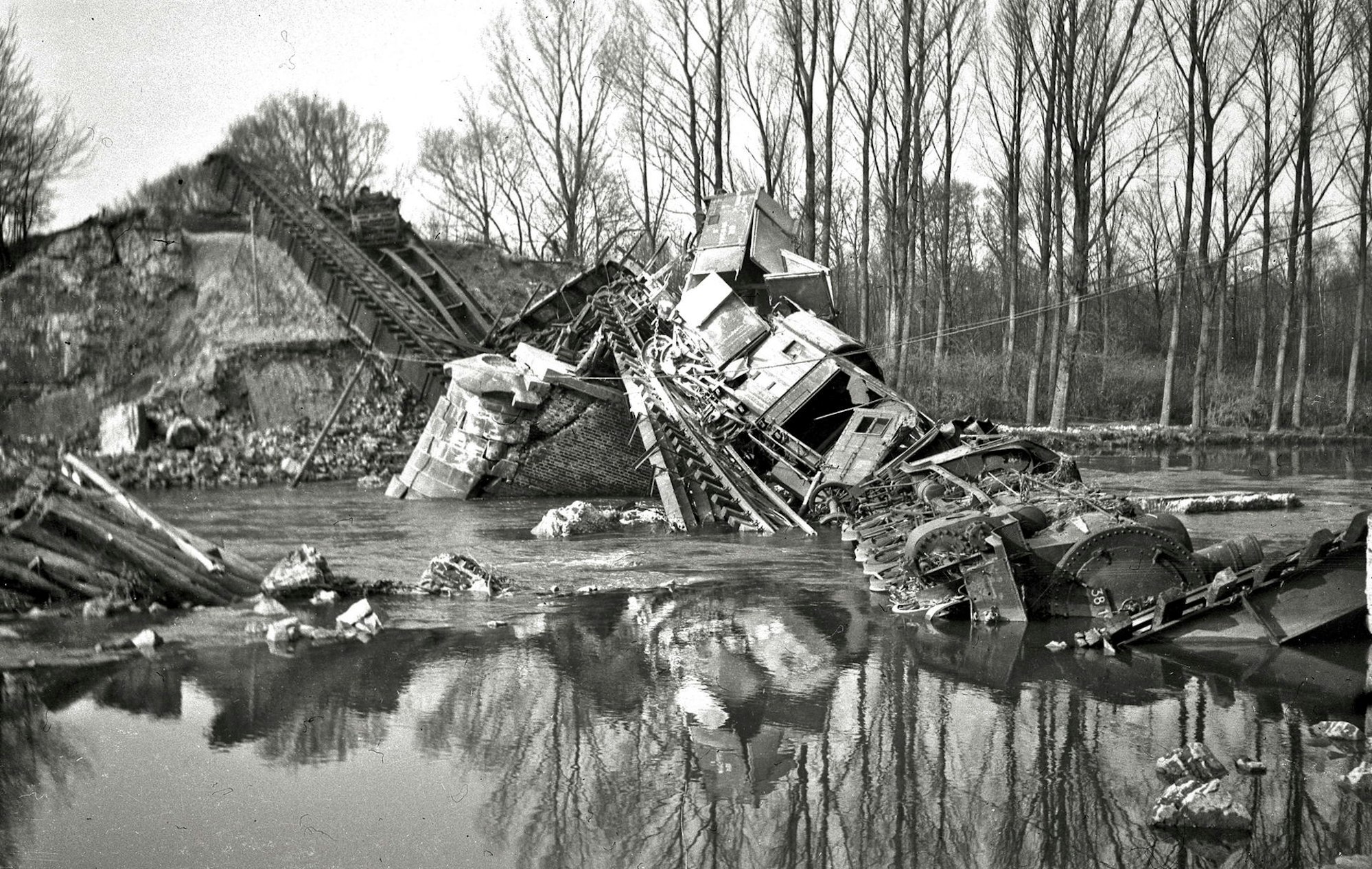 LE-Lok_in_der_Wupper_Hoehere_Aufloesung