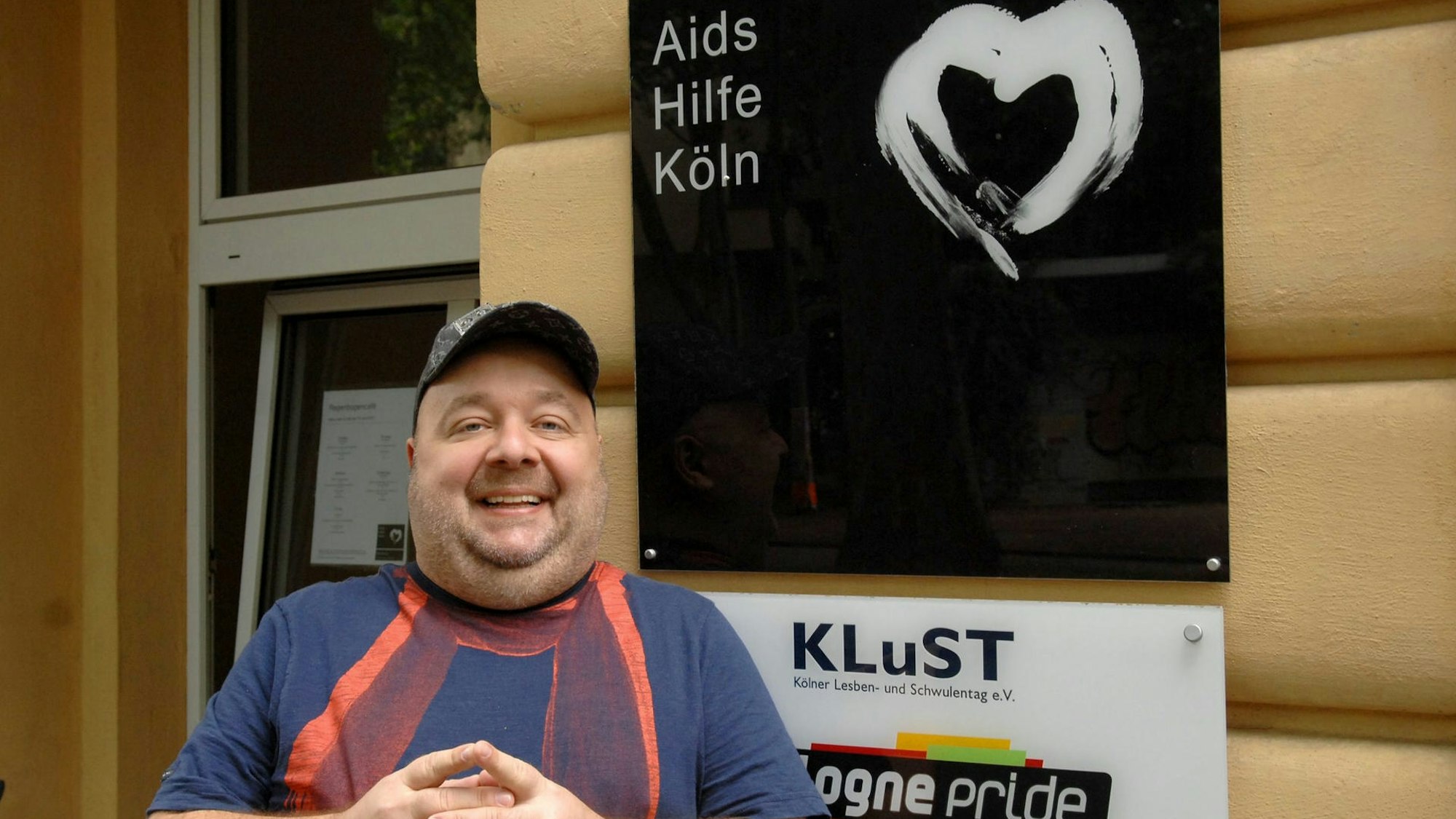 Porträt von Dirk Bach, lachend mit Kappe, Archivbild