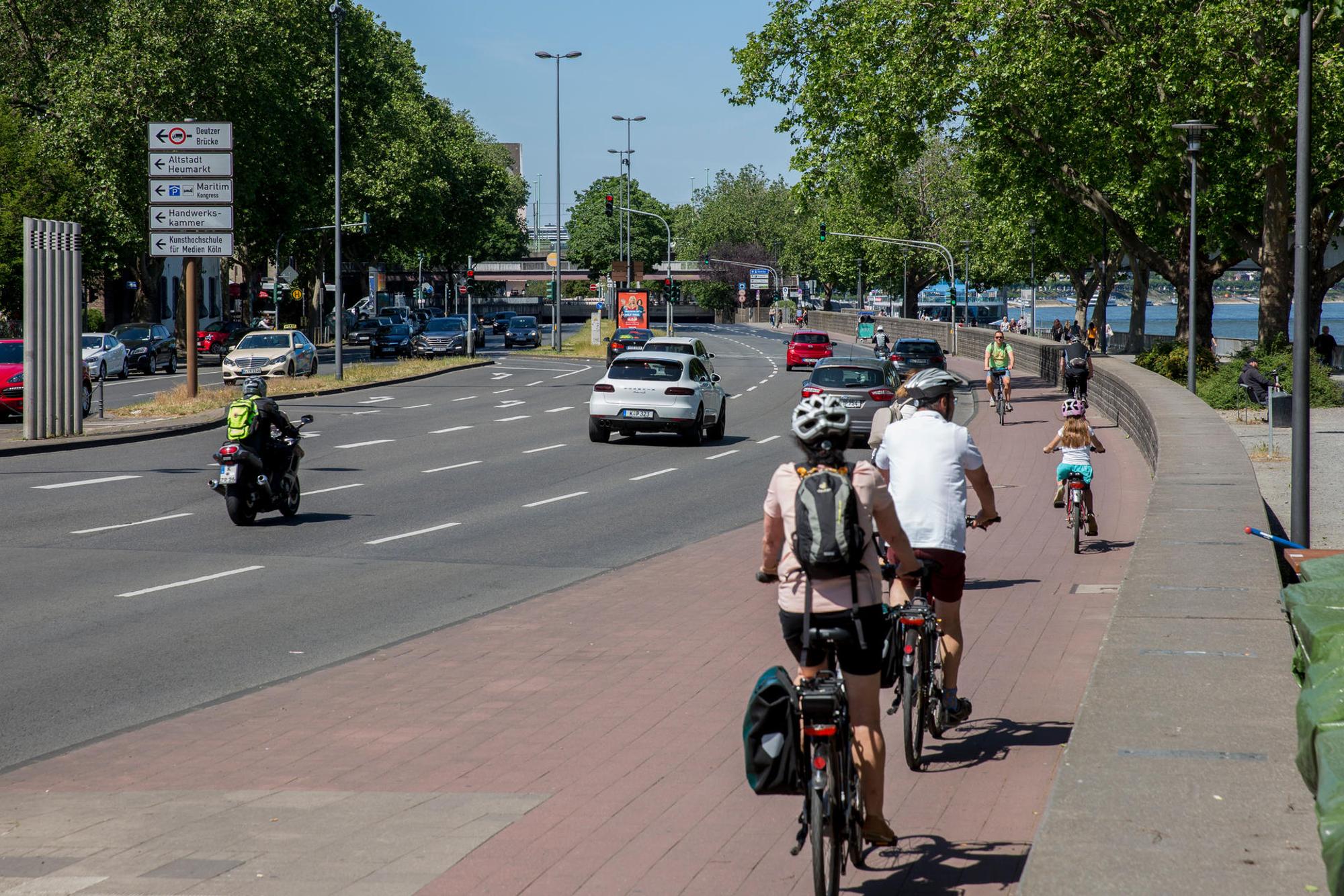 Radspur Rheinuferstraße
