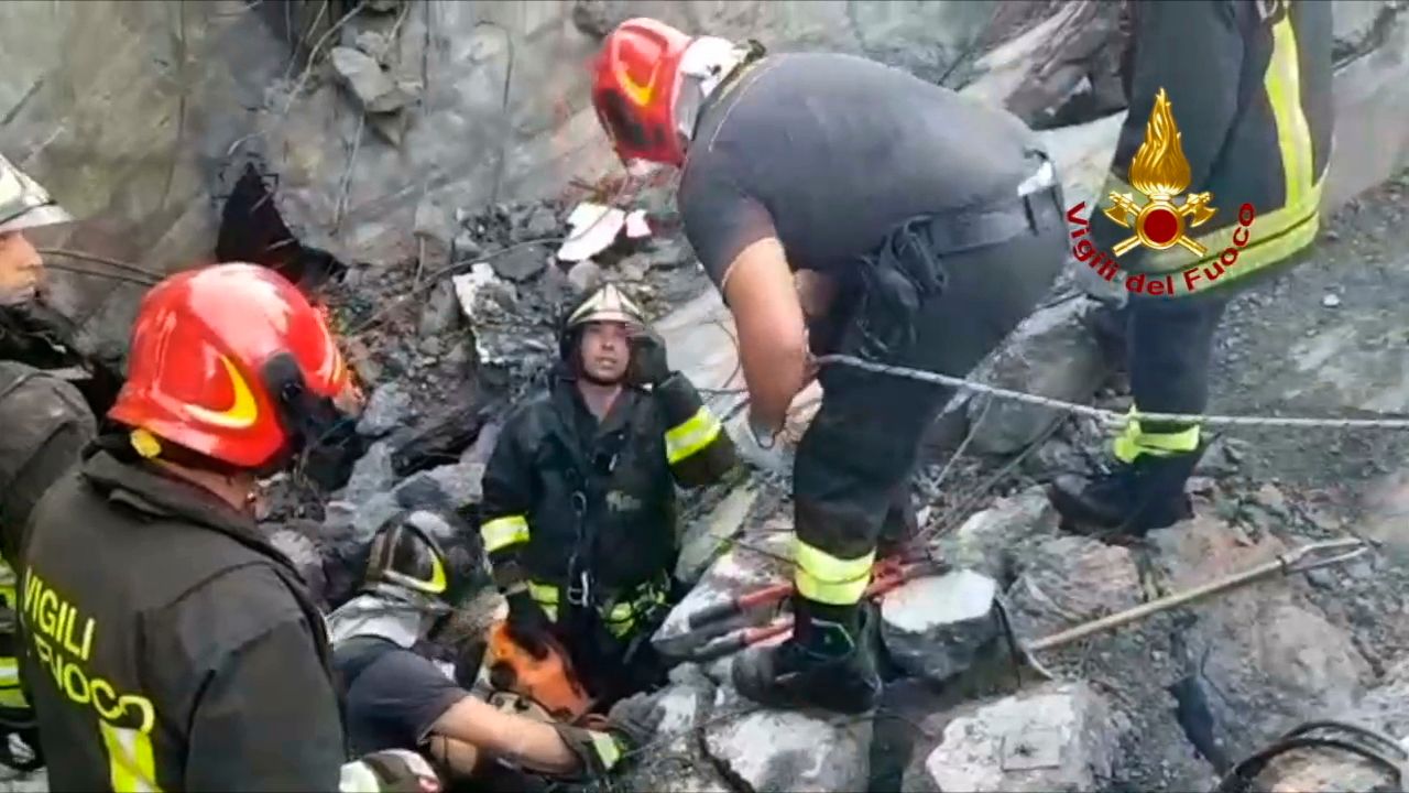 Genua Brückeneinsturz Feuerwehrmänner