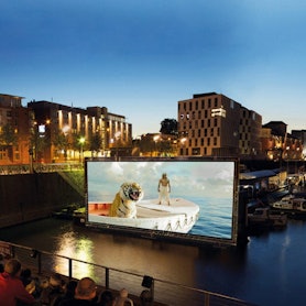 Open-Air-Kino im Rheinauhafen.