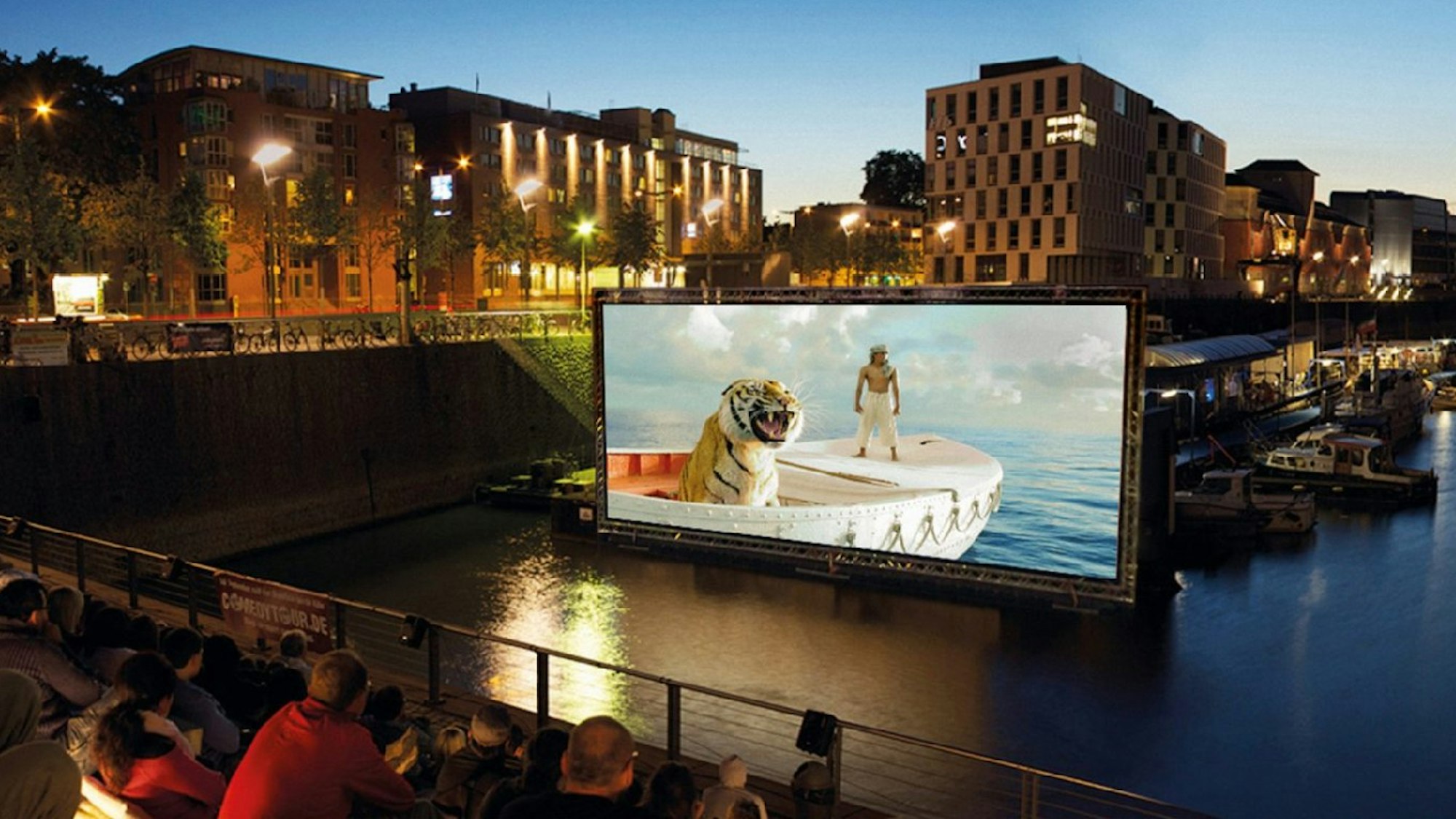 Open-Air-Kino im Rheinauhafen.