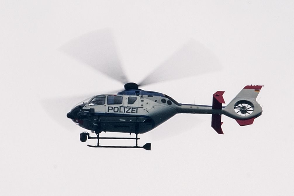 Polizeihubschrauber bei grauem Himmel Symbolbild dpa