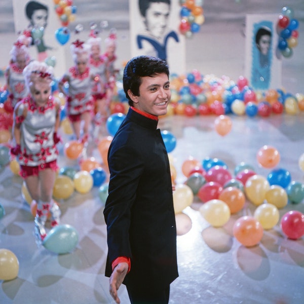 Schlagerstar Rex Gildo bei einem Auftritt in einer Fernsehshow um 1964.