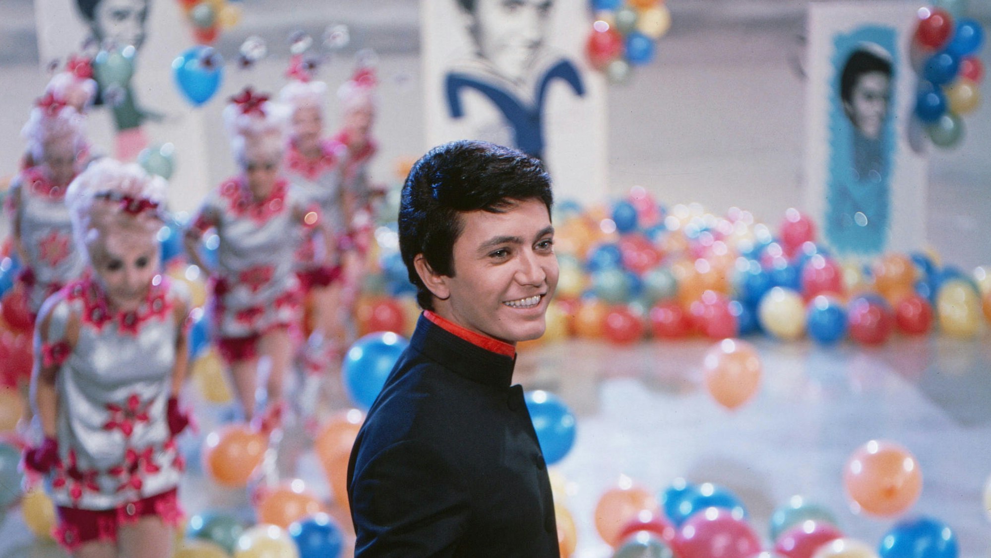 Schlagerstar Rex Gildo bei einem Auftritt in einer Fernsehshow um 1964.