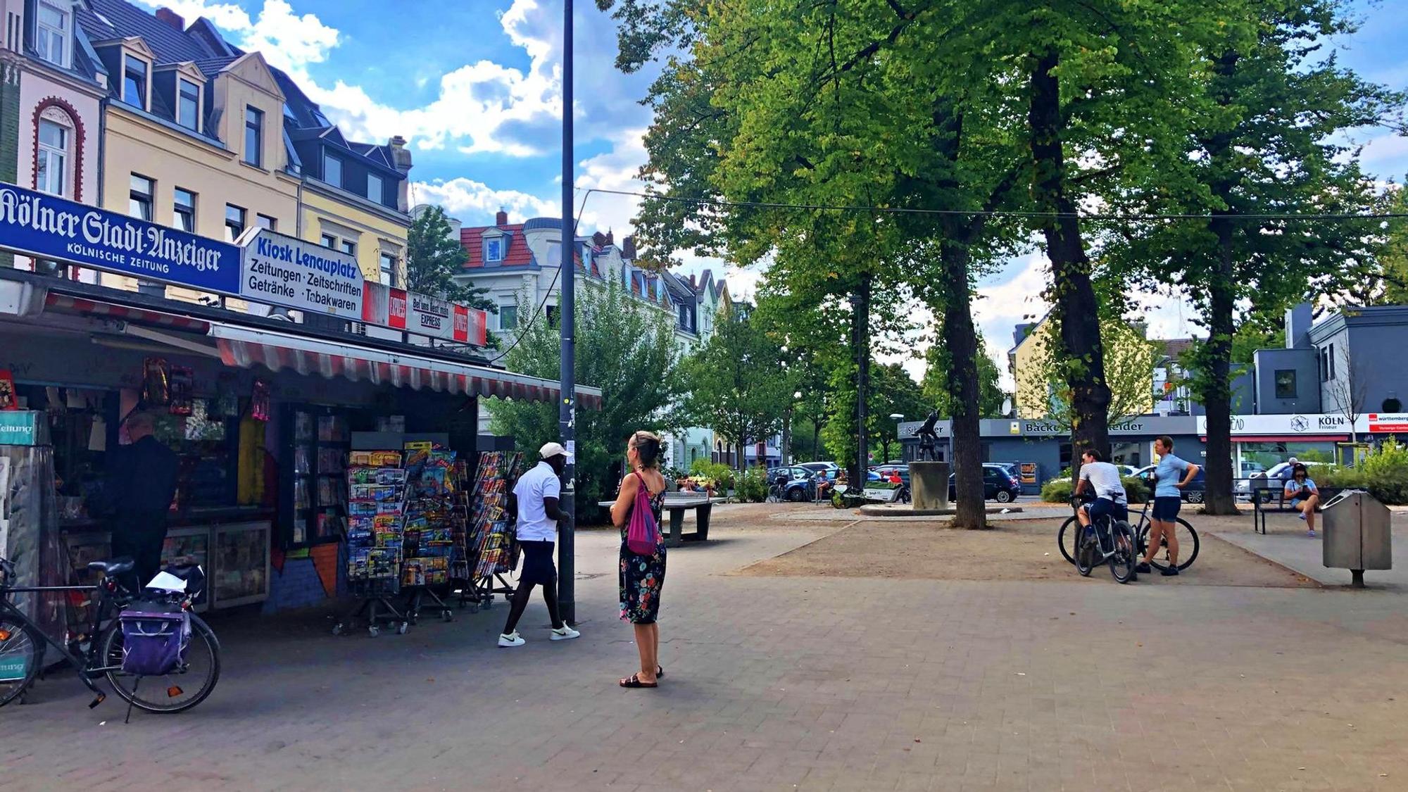 Menschen stehen vor einem Kiosk am Lenauplatz