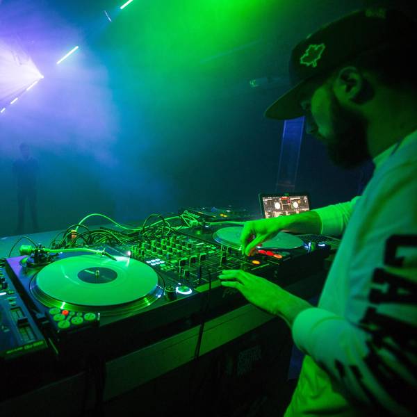 Das DJ-Pult in einem Kölner Club