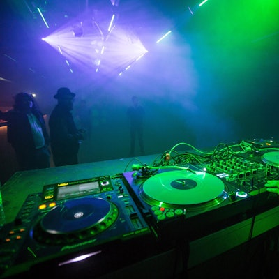 Das DJ-Pult in einem Kölner Club