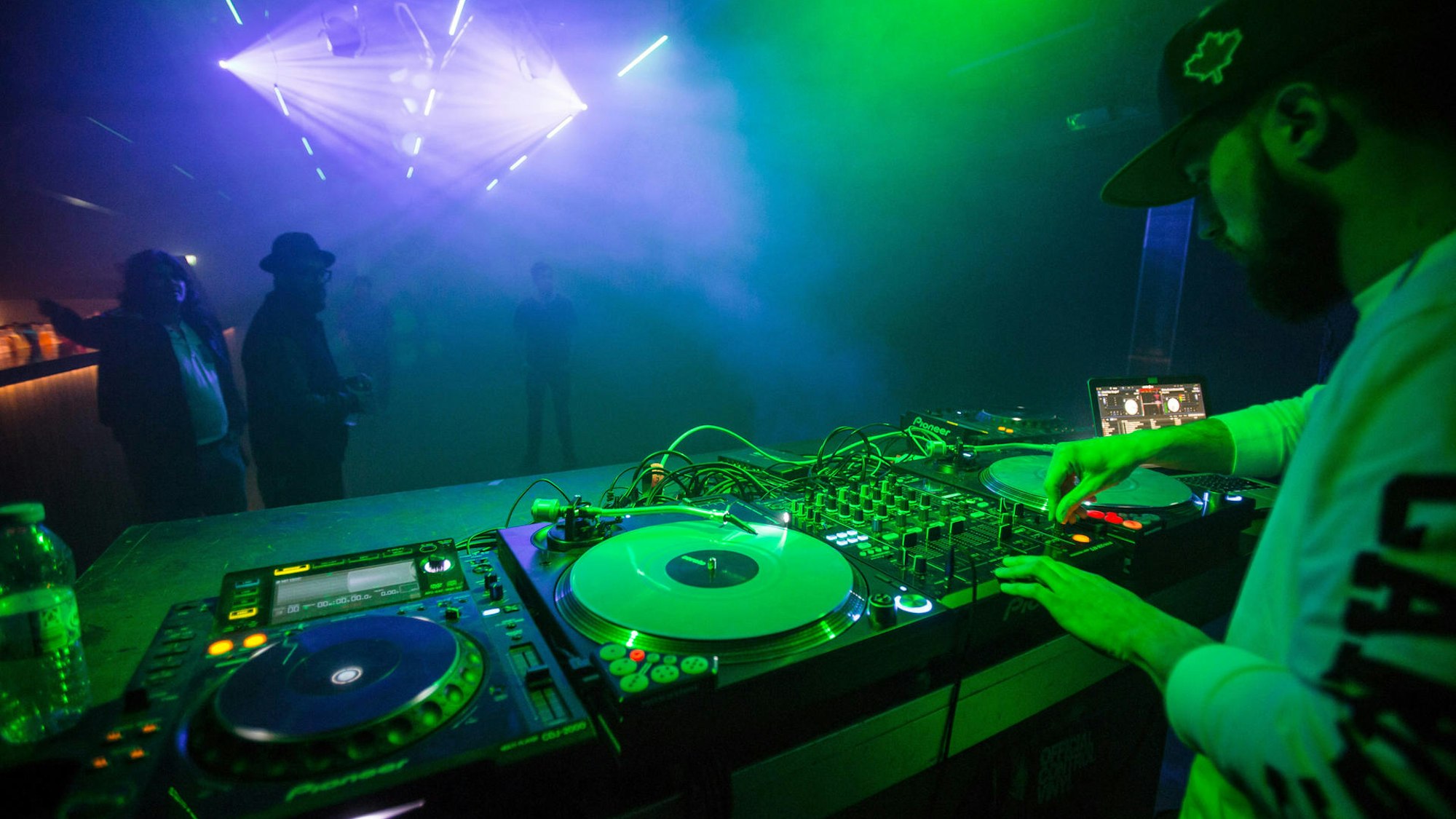 Das DJ-Pult in einem Kölner Club