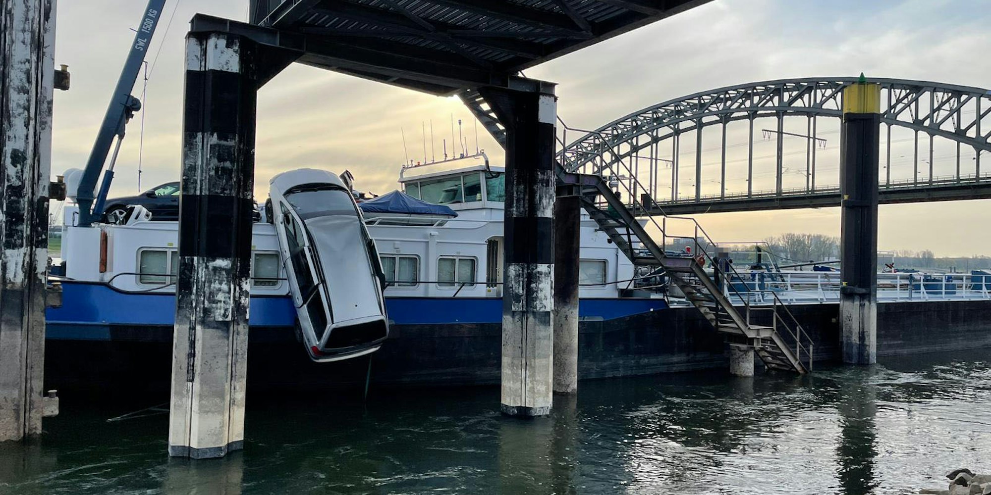 Auto hängt an Schiff