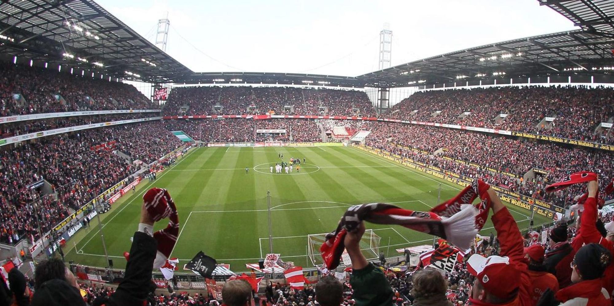 rhein-emergie-stadion-fans