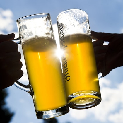 Zwei Biergläser.