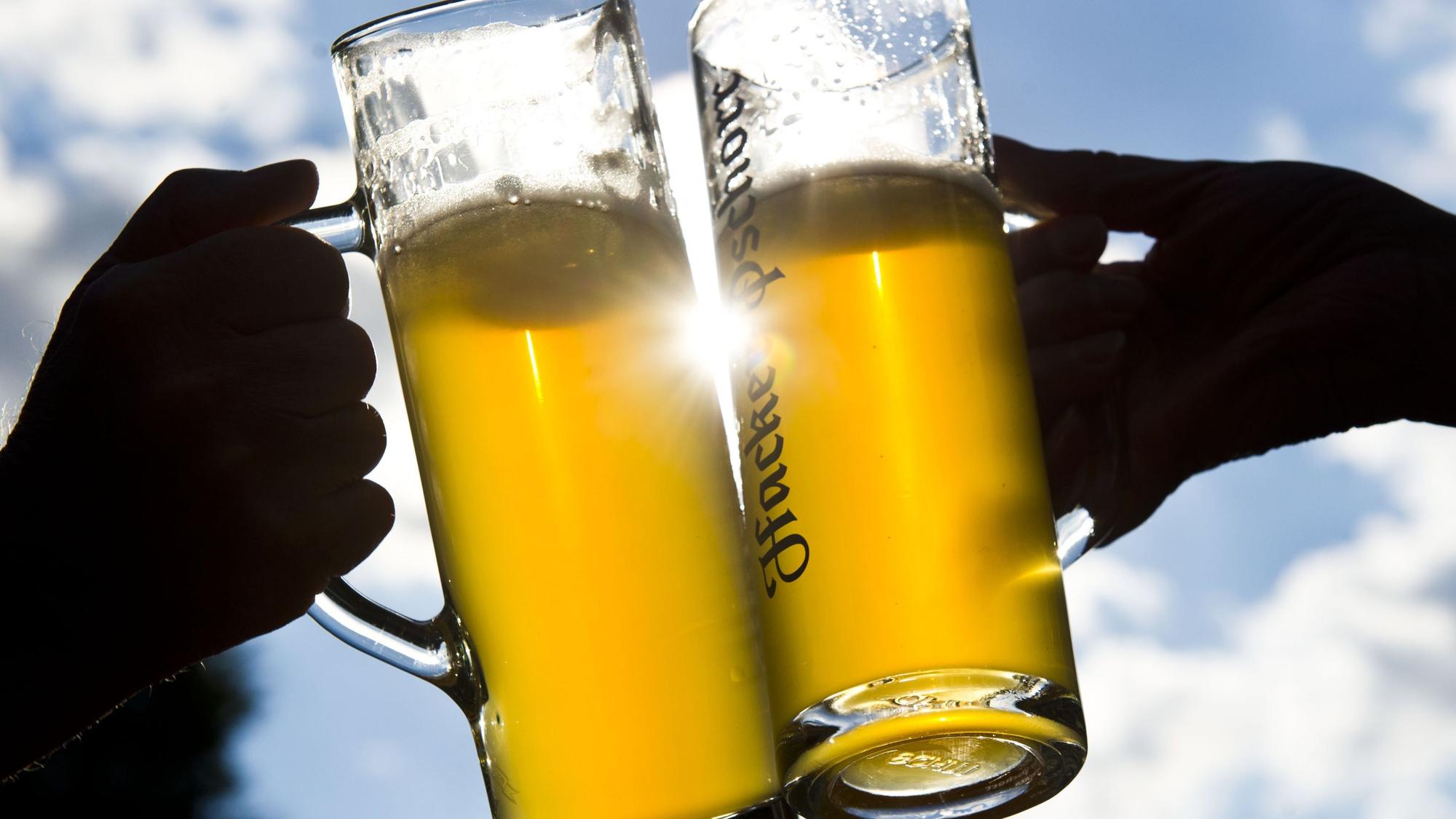 Zwei Biergläser.