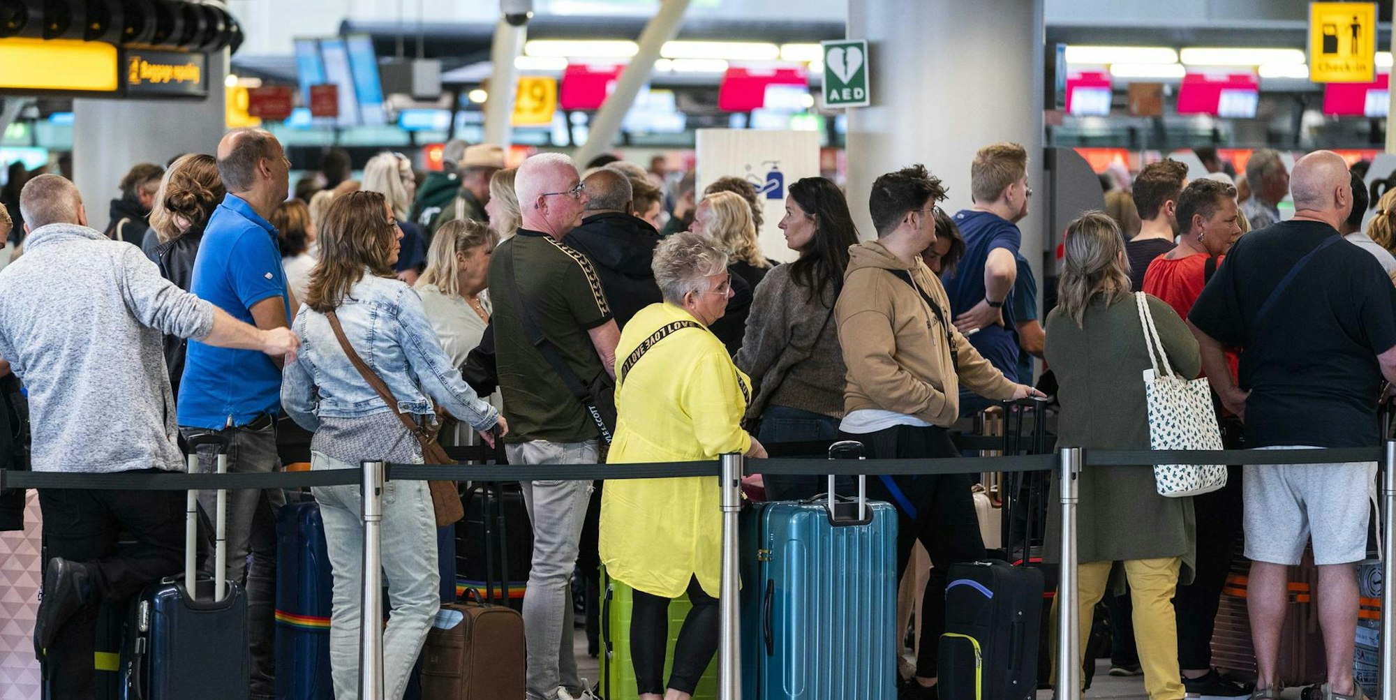Flughafen DÜS Schlange 200622