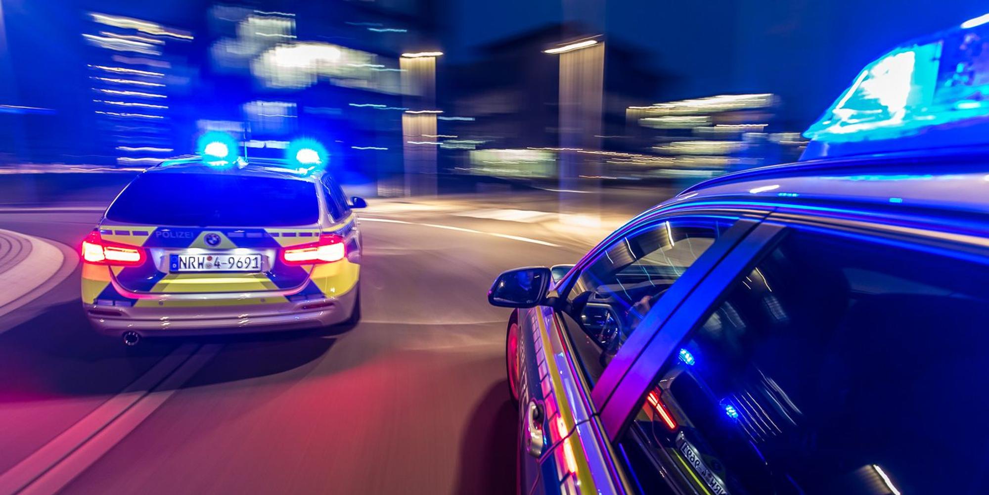Funkstreifenwagen-Einsatzfahrt-Nacht-Fahrtrichtung-Blaulicht-01