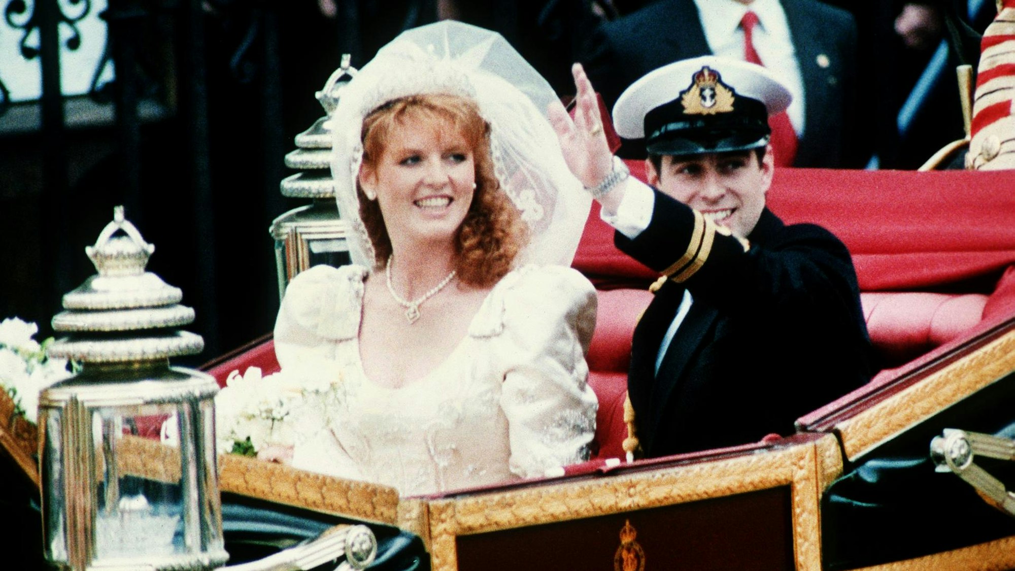 Sarah Ferguson und Prinz Andrew in der Hochzeitskutsche.