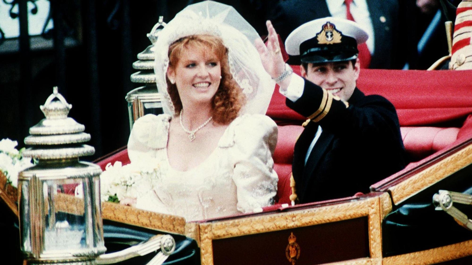 Sarah Ferguson und der damalige Prinz Andrew bei ihrer Hochzeit.