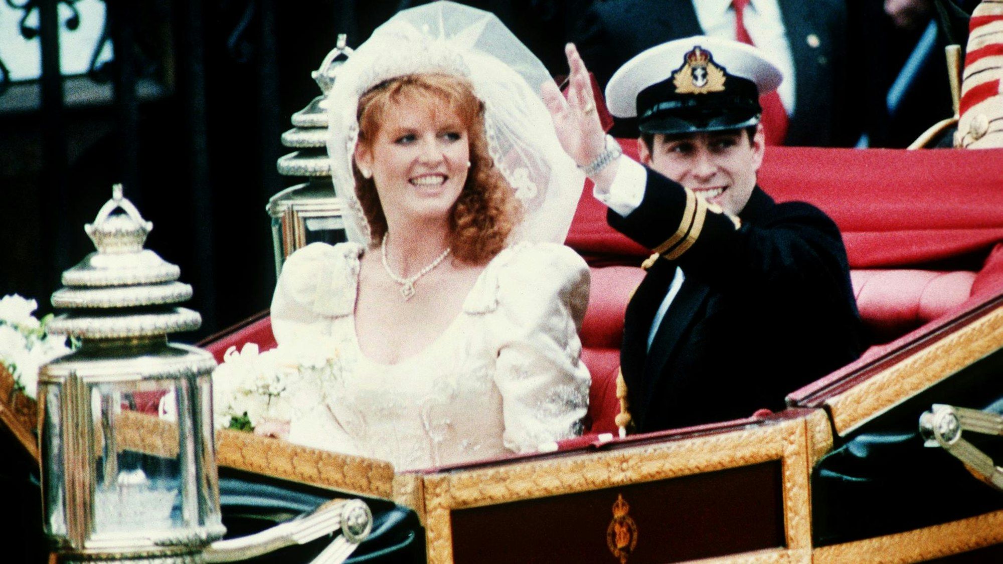 Sarah Ferguson und der damalige Prinz Andrew bei ihrer Hochzeit.