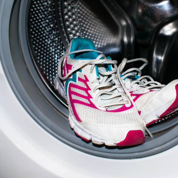 Symbolbild Sportschuhe Waschmaschine