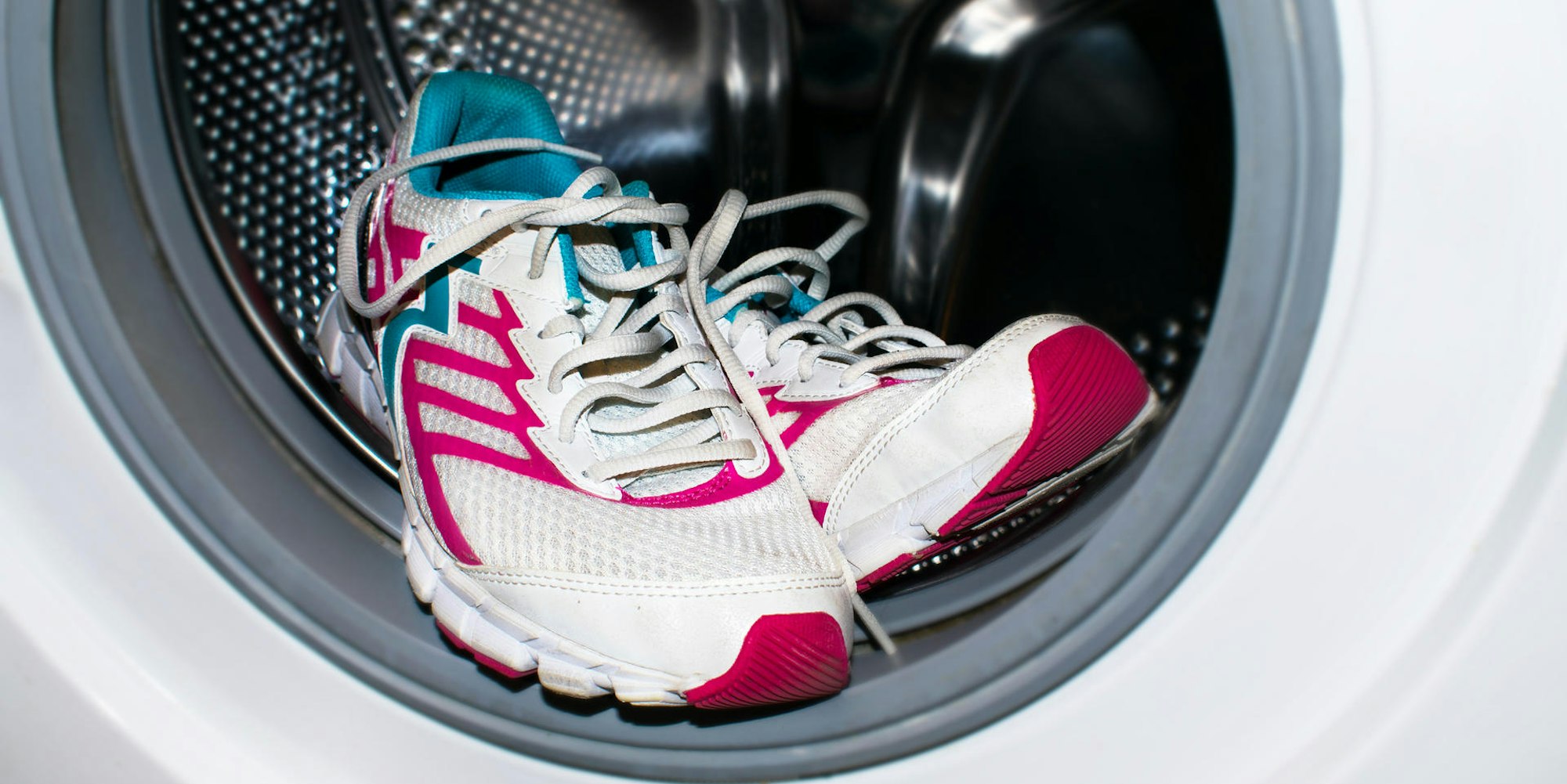Symbolbild Sportschuhe Waschmaschine