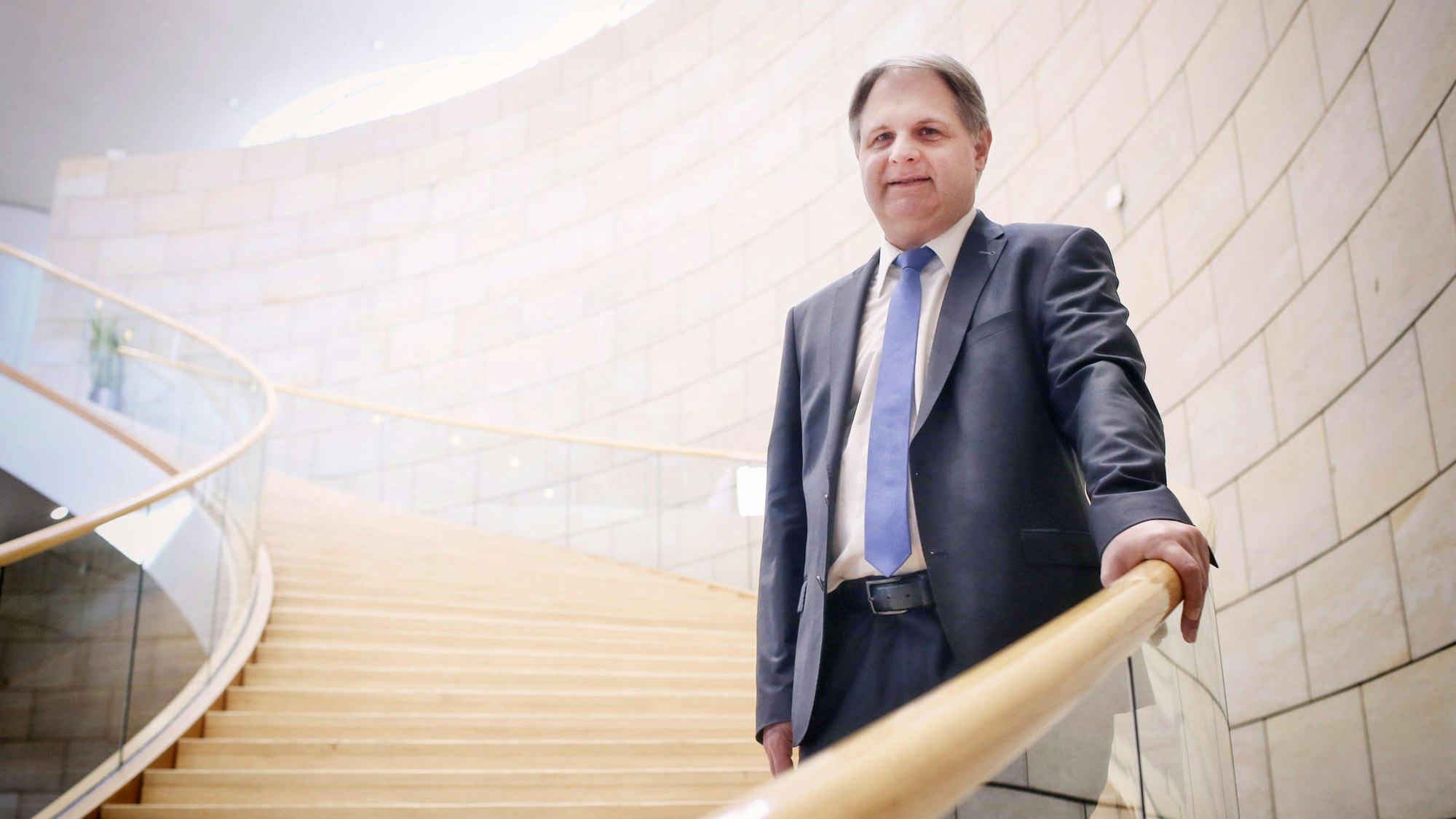 Ralf Witzel an der Treppe des Düsseldorfer Landtags.