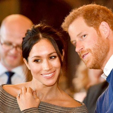 Prinz Harry und seine Frau Meghan reden.